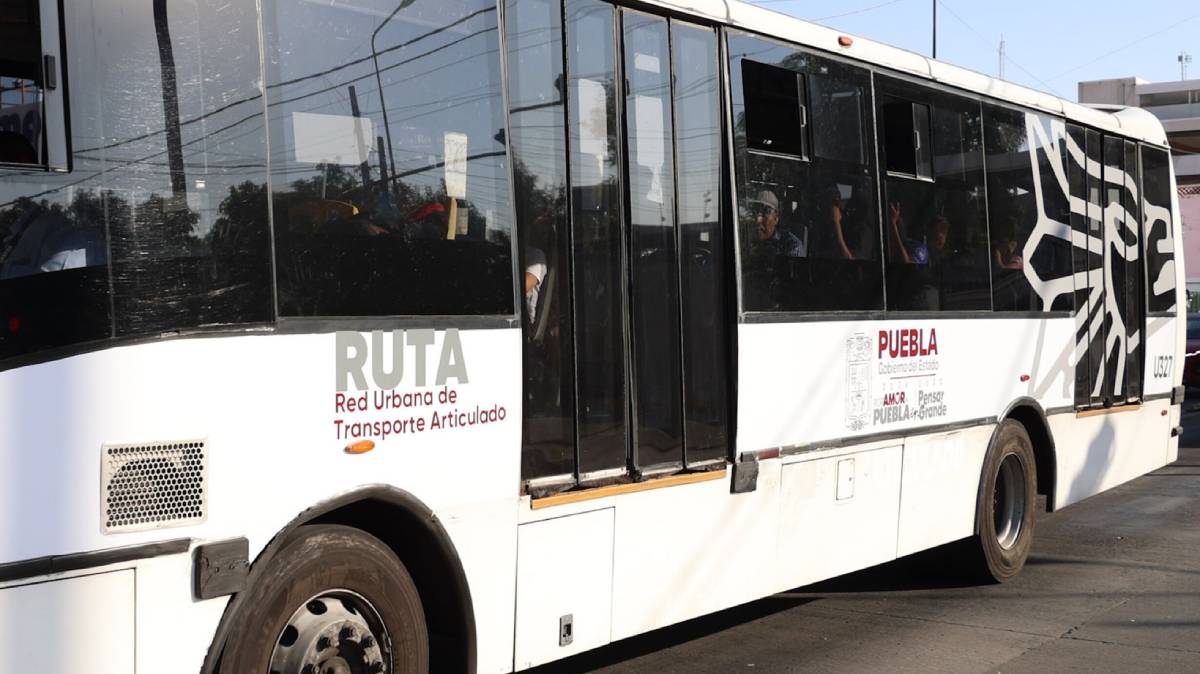 Robo en transporte público de Puebla: Acorralan a joven y le arrebatan su celular en plena RUTA