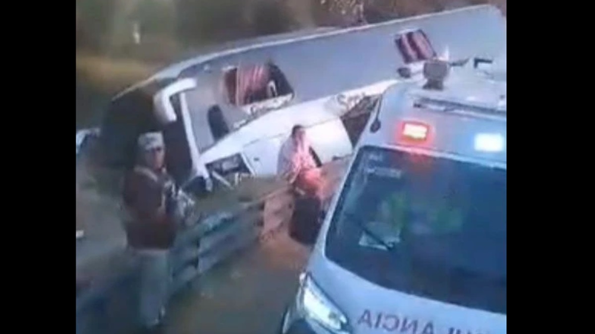 Imprudencia al volante: autobús con maestros de Oaxaca sufre accidente en la Puebla-Córdoba; chofer huyó del lugar (VIDEO)