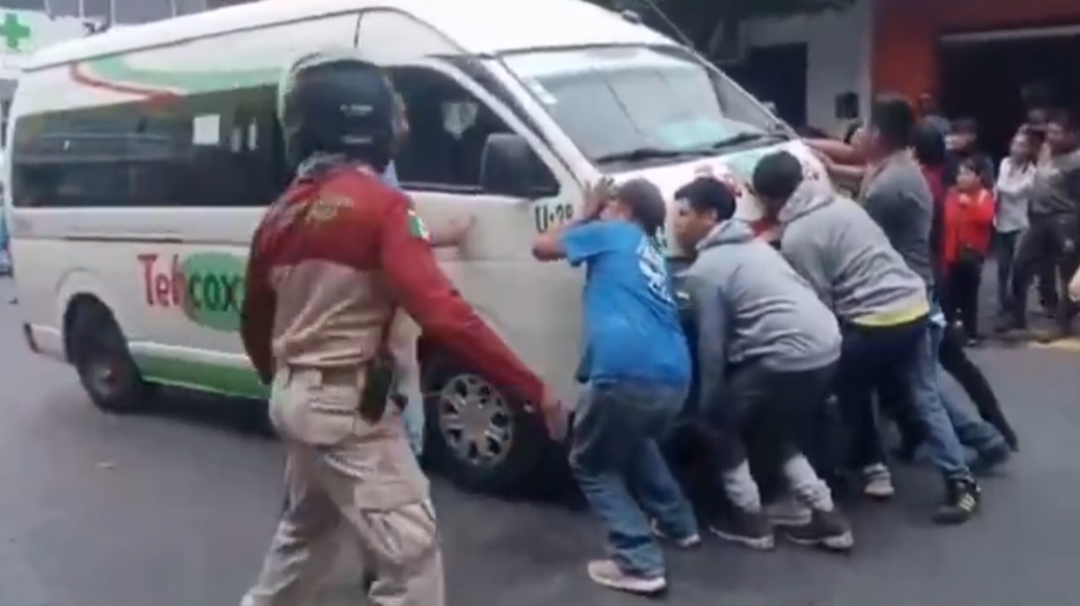 Tragedia en Tehuacán: Madre y su hijo quedan atrapados bajo combi; vecinos héroes logran rescatarlos