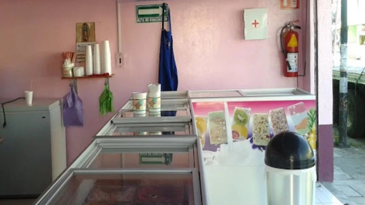 Dan “cortinazo” en Rivera Anaya: roban refrigeradores de paletería Michoacana y dejan incertidumbre tras la madrugada