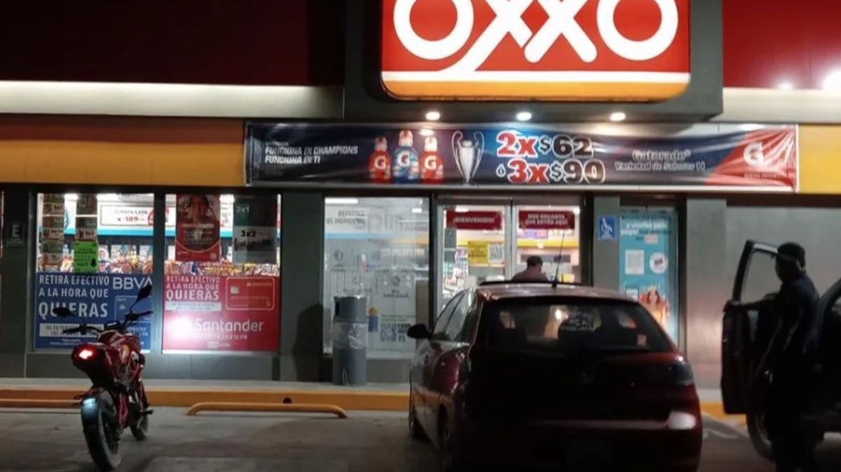 A punta de pistola, asaltan OXXO del entronque San Mateo en Tecamachalco