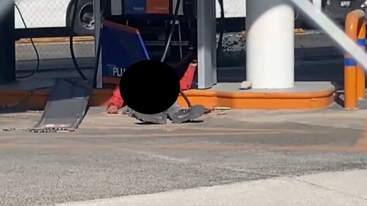 ¡Macabro HALLAZGO! Hombre aparece tirado con la cabeza dentro de una bomba en gasolinera abandonada de Puebla