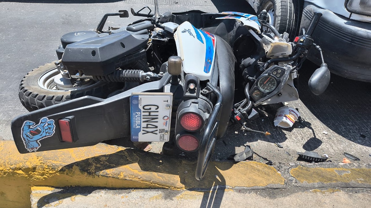 Tragedia en Amozoc: Motociclista muere tras brutal choque contra un auto en la Puebla-Tehuacán