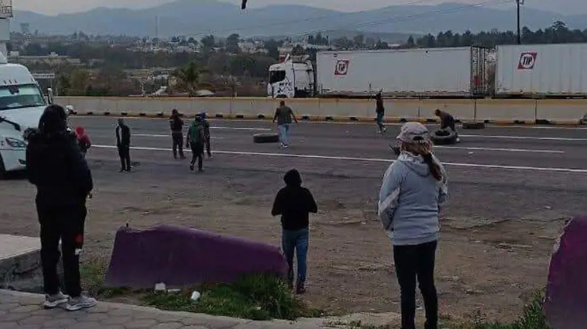 Bloquean la autopista México–Puebla para exigir la aparición de taxista presuntamente “levantado”