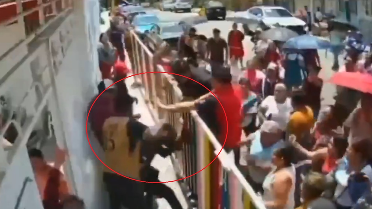 ¡El colmo! Violencia escolar en Puebla: familia llega armada y golpea a papá afuera de primaria en la Romero Vargas