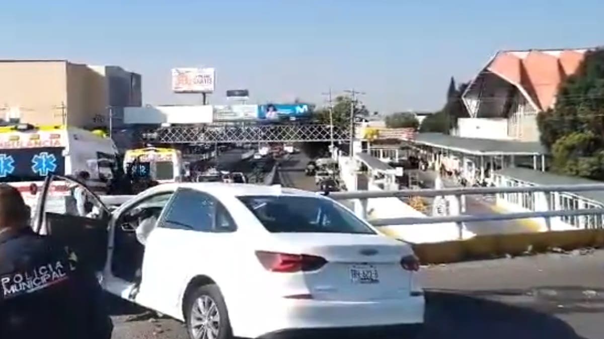 Video Roban auto de agencia en Puebla y lo estrellan en la CAPU: hay dos heridos graves