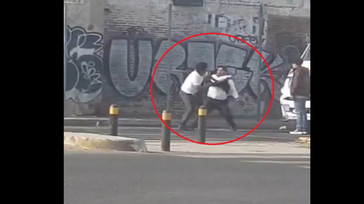 ¡Choque de rutas en Xonaca! Choferes de la 67 y 86 se agarran a golpes en pleno Bulevar VIDEO