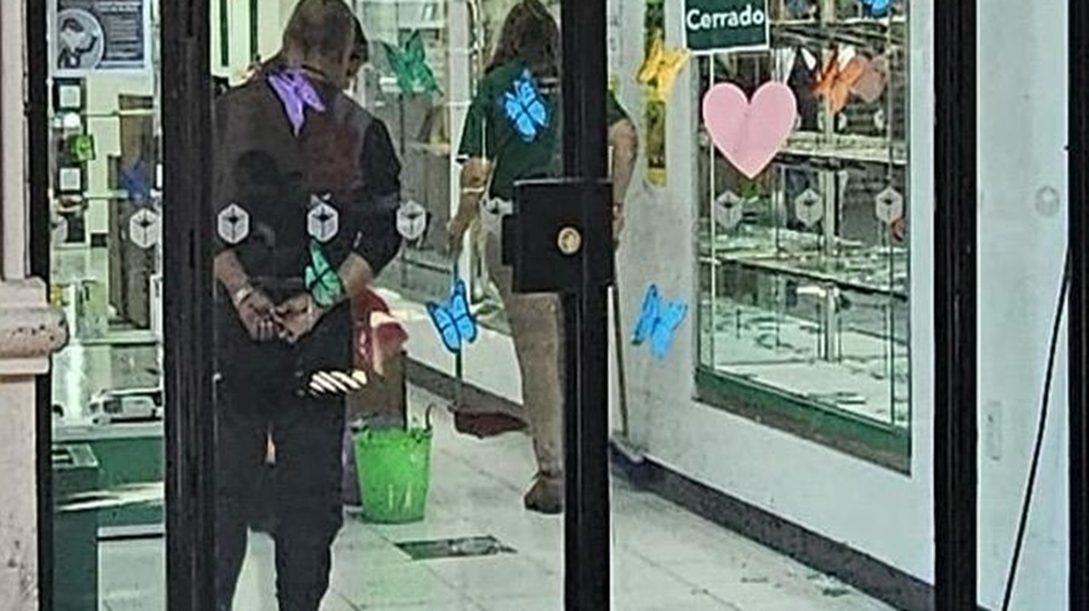 Golpe millonario en el Centro Histórico: Asaltantes revientan vitrinas y saquean casa de empeño