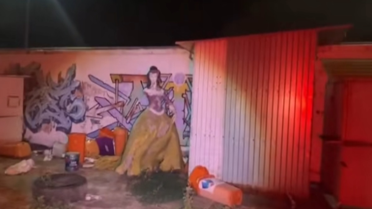 Aterrador VIDEO: Captan a estatua de Blancanieves caminando en la madrugada