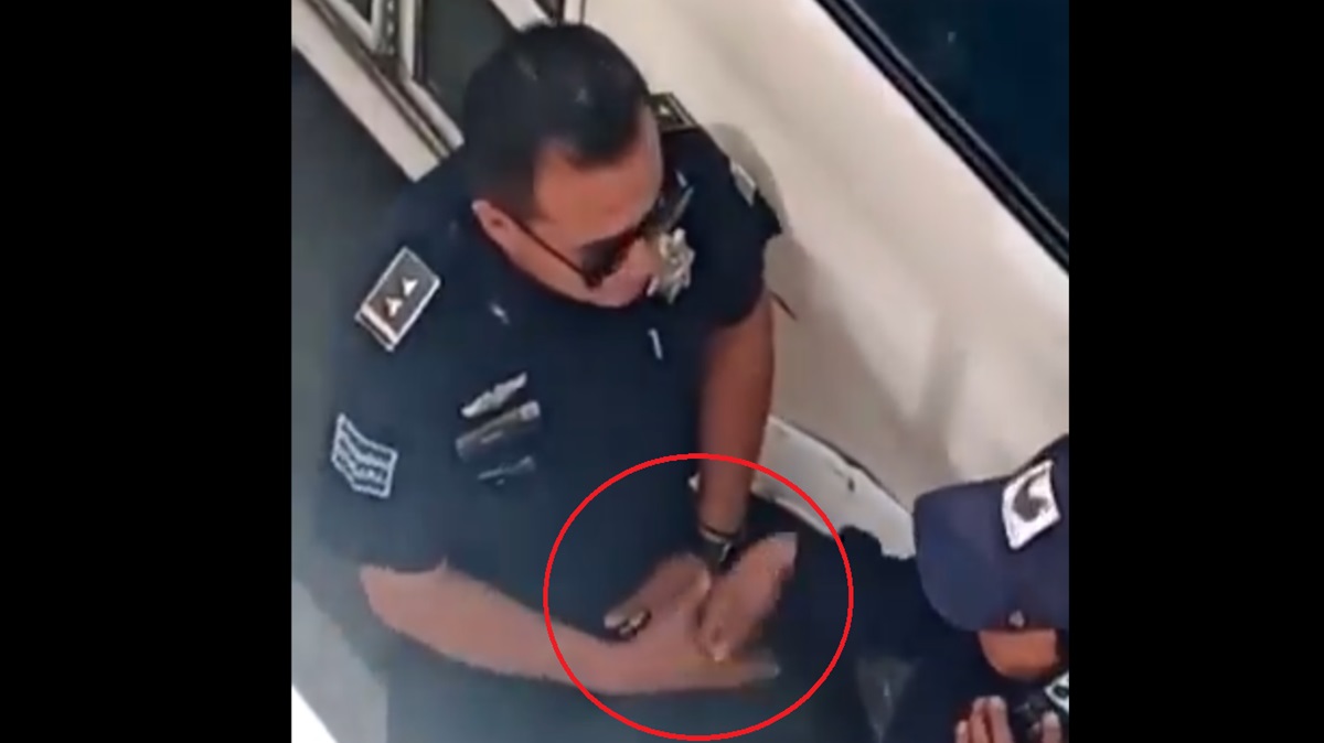 VIDEO: Captan a policías de tránsito recibiendo ‘moche’ en Tecamachalco y los destituyen