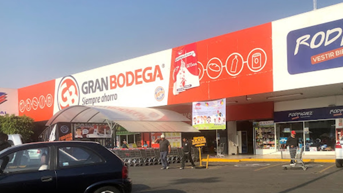 ¡Indignante! Asaltan a un padre con su hija dentro de la Gran Bodega en Xilotzingo