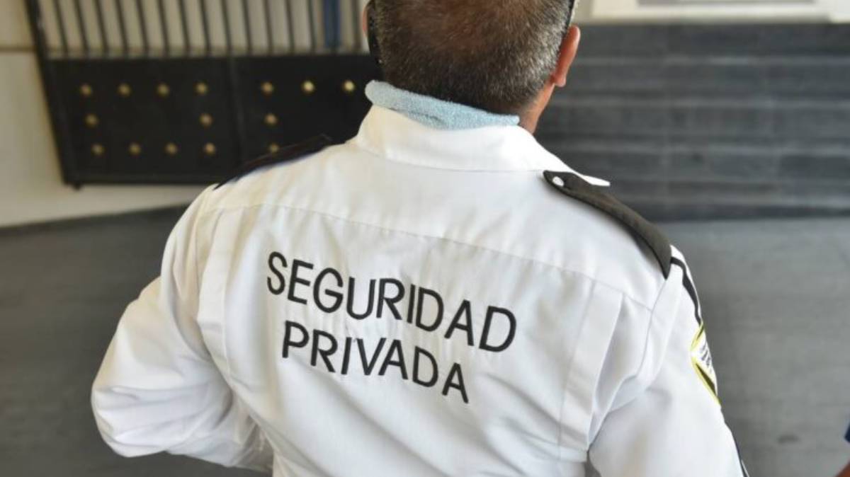 Traición y engaño: Mujer embriaga a vigilante y roba caja fuerte con $100 mil en Puebla