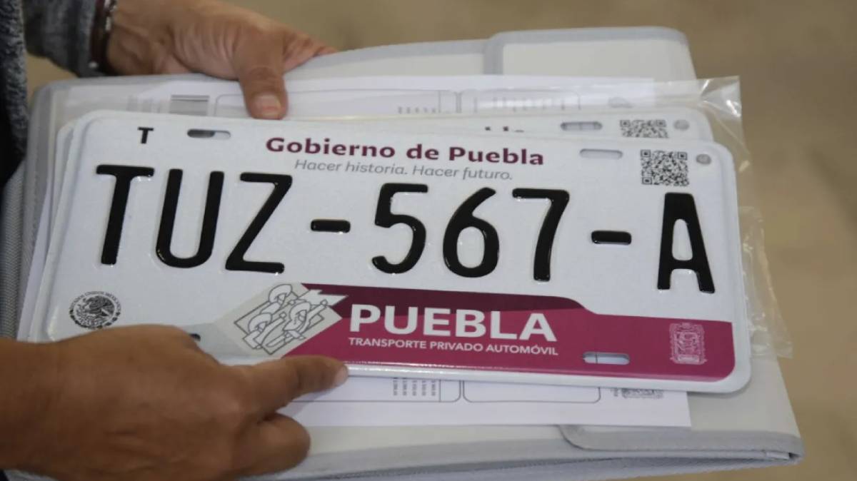 ¡Atención conductores en Puebla! Nueva prohibición de portaplacas: evita multas y sanciones
