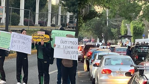 Caos vial en Puebla: estudiantes del BINE bloquean el Bulevar Hermanos Serdán exigiendo destitución de directora