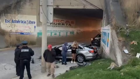 VIDEO Mujer en estado de ebriedad sale volando con su auto de Periférico Ecológico