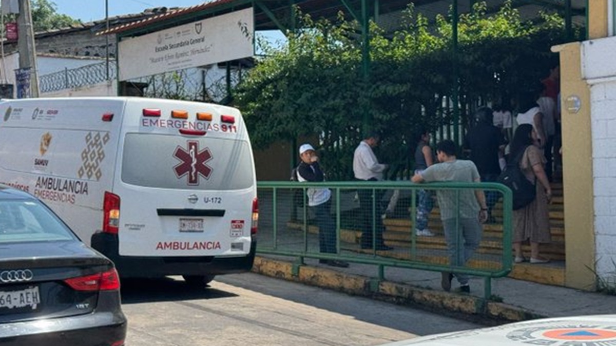 ¡Desmayos masivos! Alumnos de secundaria colapsan por golpe de calor y terminan en el hospital
