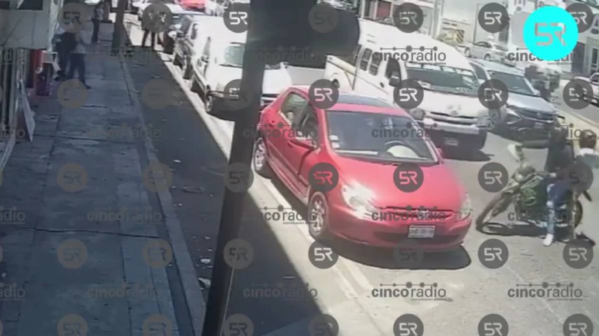Terror en el semáforo de Valsequillo: cámara capta asalto armado en plena luz del día en Puebla