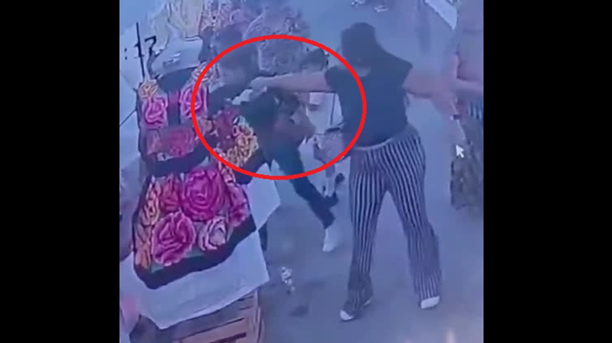 VIDEO Mujeres derraman cloro sobre trajes típicos en Oaxaca: vendedora denuncia pérdidas de 35 mil pesos
