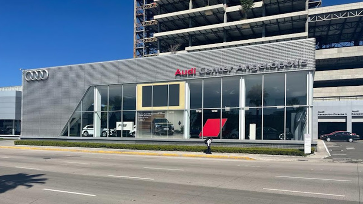 Robo en agencia Audi: desvalijan autos en la Vía Atlixcáyotl