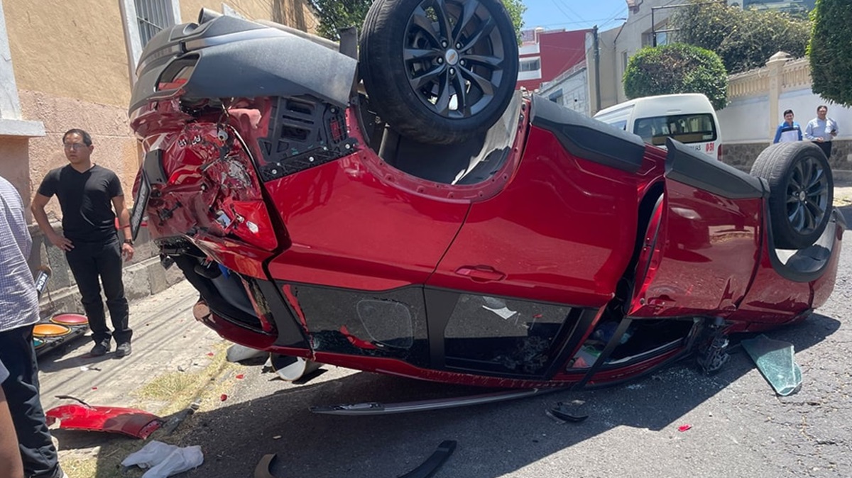 Impactante volcadura en el Barrio de Santiago: Camioneta queda con las llantas al aire tras brutal choque