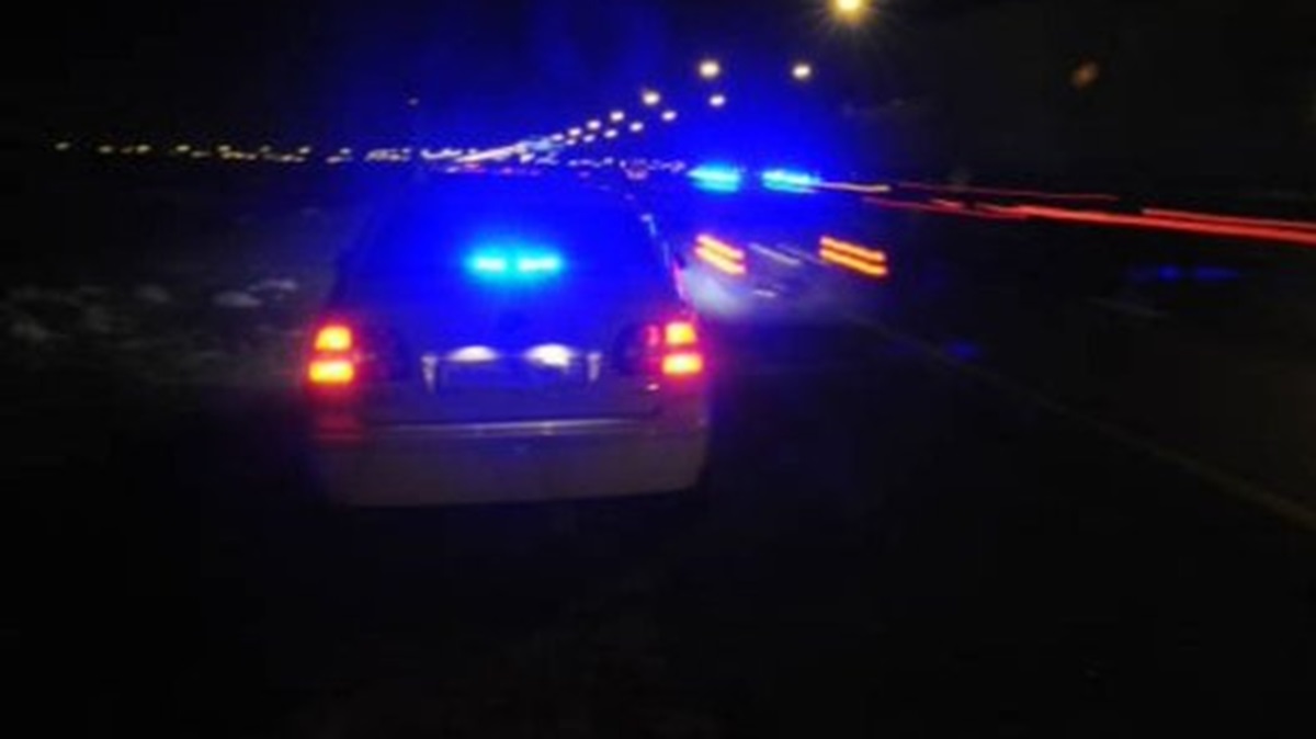 Hombre muere calcinado tras volcar su auto; exceso de velocidad, posible causa