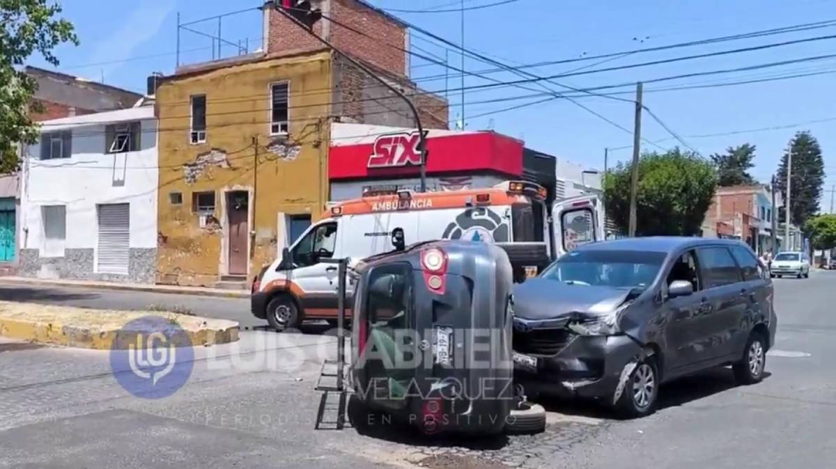 Choque y volcadura en Puebla deja un herido: impactante escena en la 18 Poniente