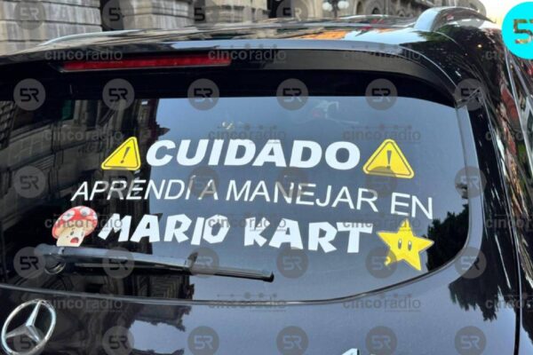 “Aprendí a manejar en Mario Kart” y provoca carambola frente al zócalo de Puebla