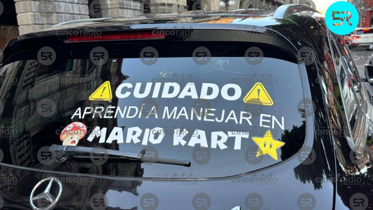 “Aprendí a manejar en Mario Kart” y provoca carambola frente al zócalo de Puebla