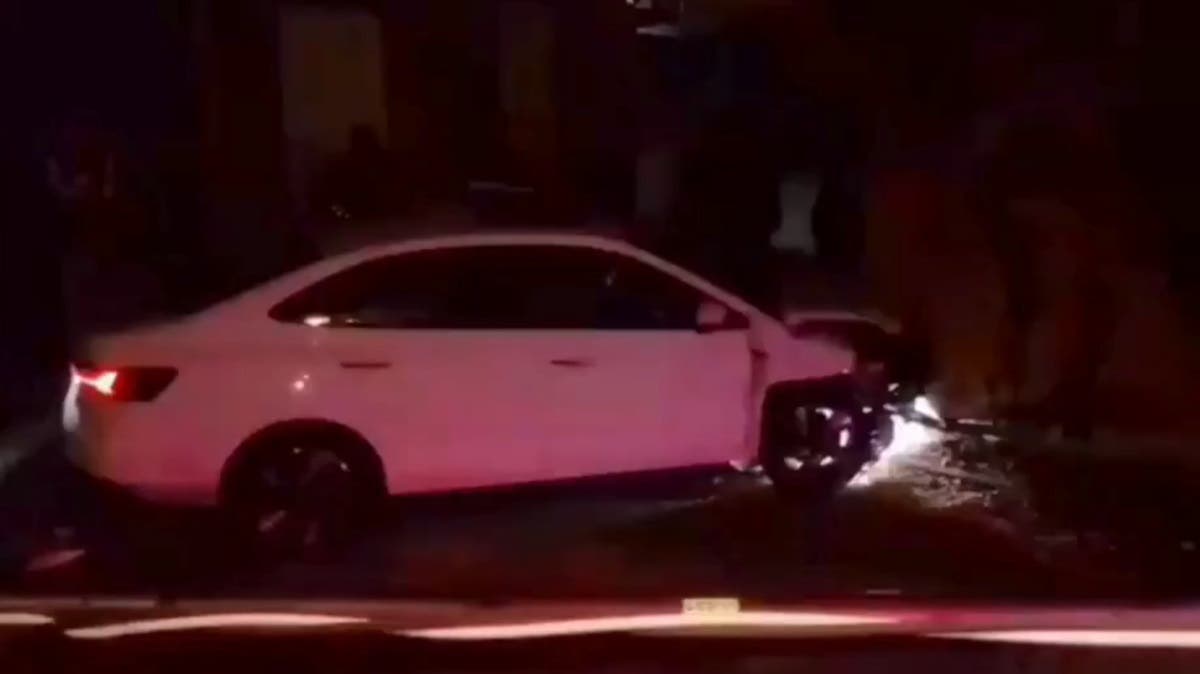 VIDEO Persecución termina con auto robado en una barranca y choque contra casa en Puebla