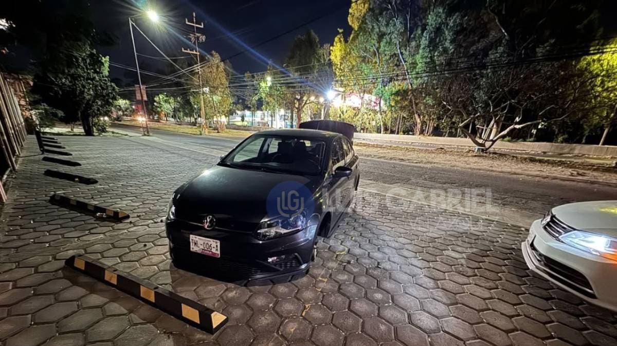 Roban llantas de auto frente a la FGR en Puebla