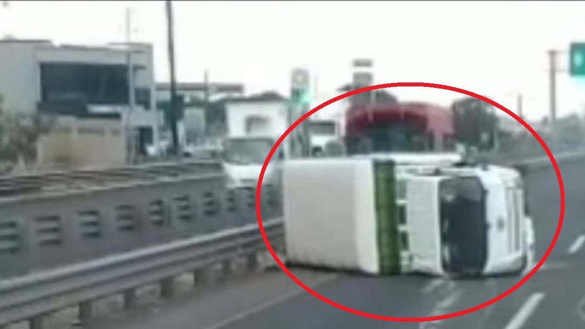 ¡Caos en la Puebla-Orizaba! Camioneta volcada provoca tráfico pesado rumbo a Puebla hoy 7 de abril