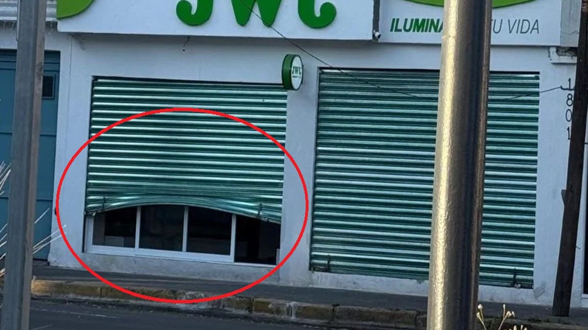 Dan cortinazo a tienda de lámparas en la 31 Oriente; delincuentes aprovechan la madrugada para irrumpir (FOTOS)