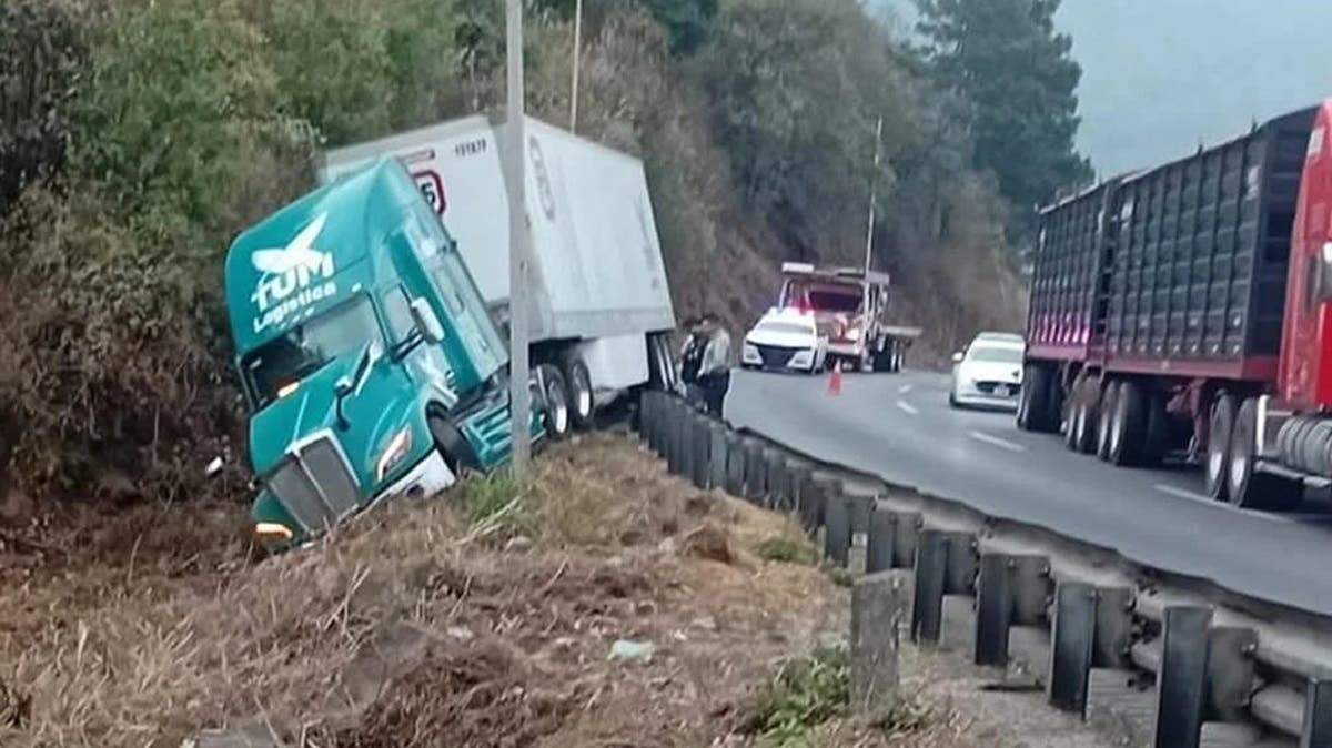 ¡Intento de asalto termina en caos! Trailero choca y colapsa la Puebla-Orizaba
