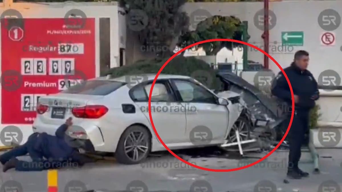 BMW se estrella contra gasolinera en la Recta a Cholula; familiares lo auxilian ante ausencia de paramédicos