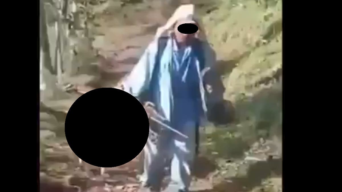 VIDEO Indignación: graban a hombre paseando con el cadáver de un jaguar en peligro de extinción