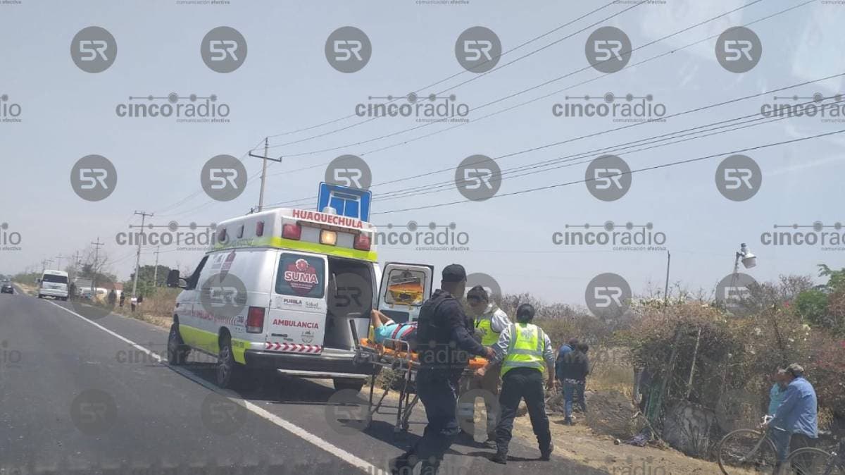 Choque brutal en la Atlixco-Izúcar: van de transporte impacta auto particular y deja varios heridos