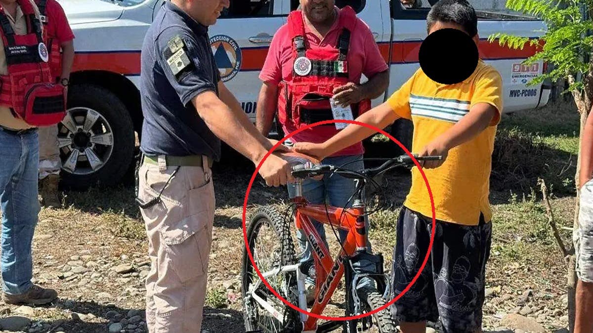 Policías entregan bici nueva a menor presuntamente atropellado por patrulla en Venustiano Carranza