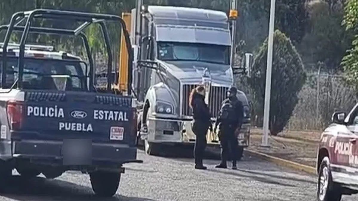 Abandonan tráiler robado en gasolinera de Chapulco: lo dejaron como si nada y huyeron