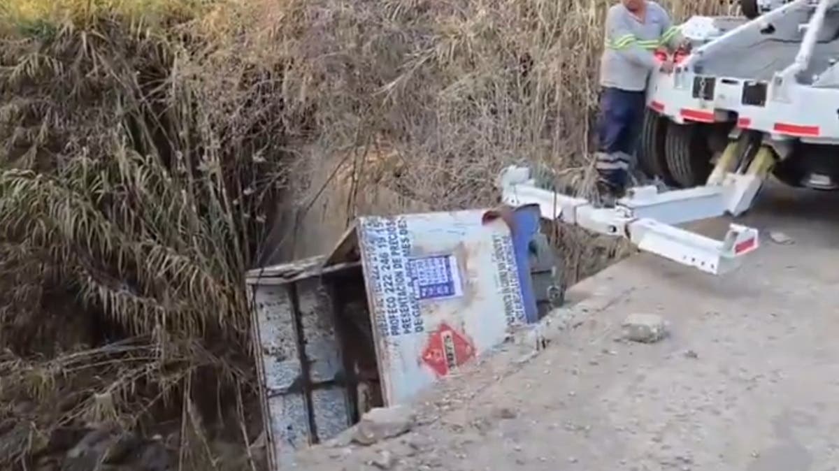 ¡Se lo lleva la barranca! Taxi choca contra camioneta de Gas Uno y la lanza al vacío en Santa Isabel Cholula