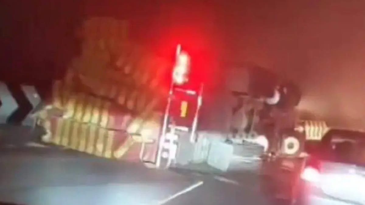 Volcó camión con rejas de pollo en la Puebla-Orizaba; cierre parcial y caos vial en Atzizintla