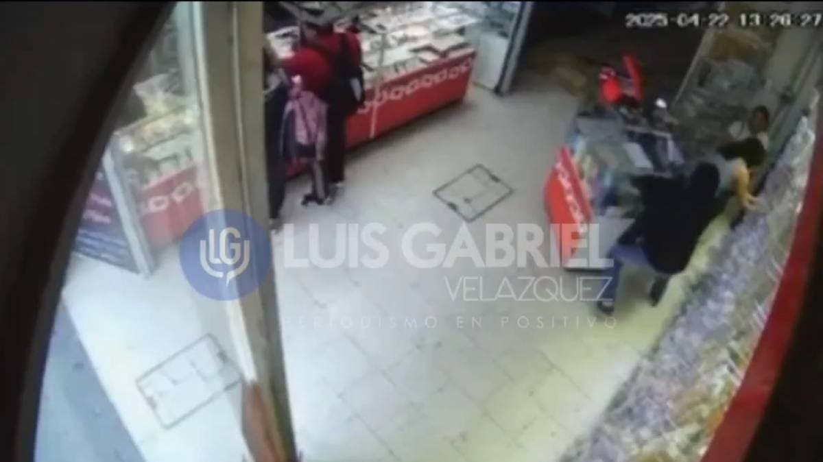 Ladrón irrumpe en joyería del Centro Histórico de Puebla y huye con el celular de la empleada