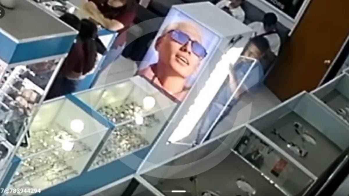 Finge ser cliente y roba lentes en Puebla: cámaras revelan su estrategia