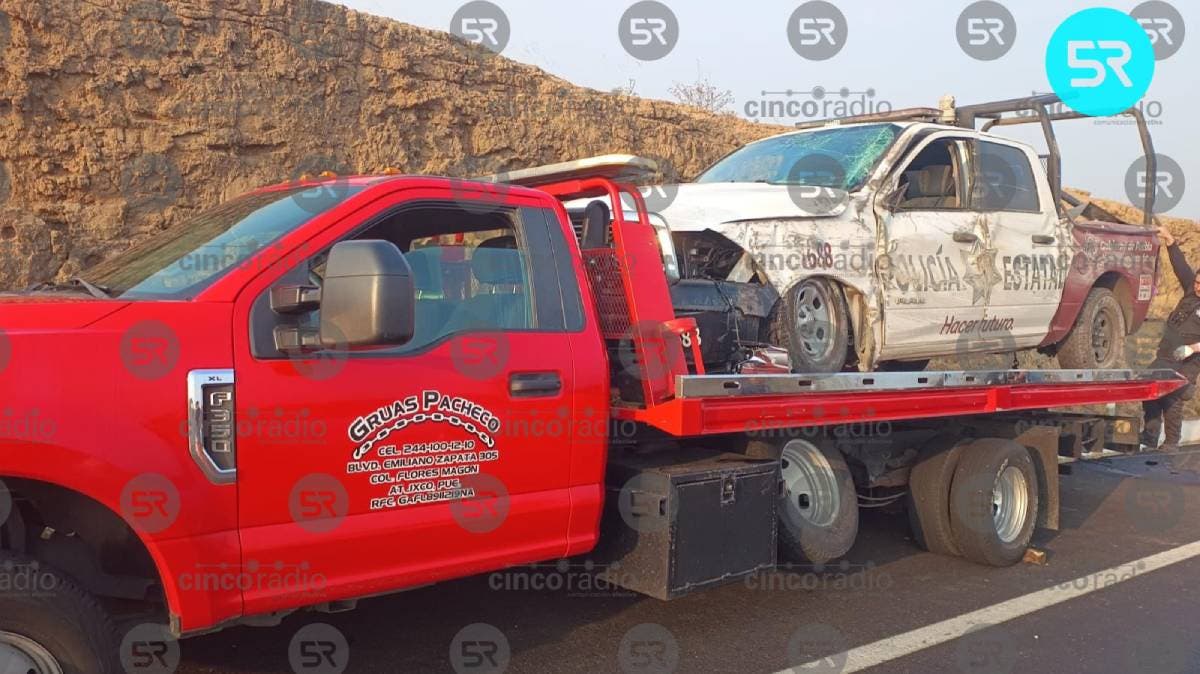 Impactante choque en la Vía Atlixcáyotl: tráiler embiste patrulla y la lanza contra un cerro