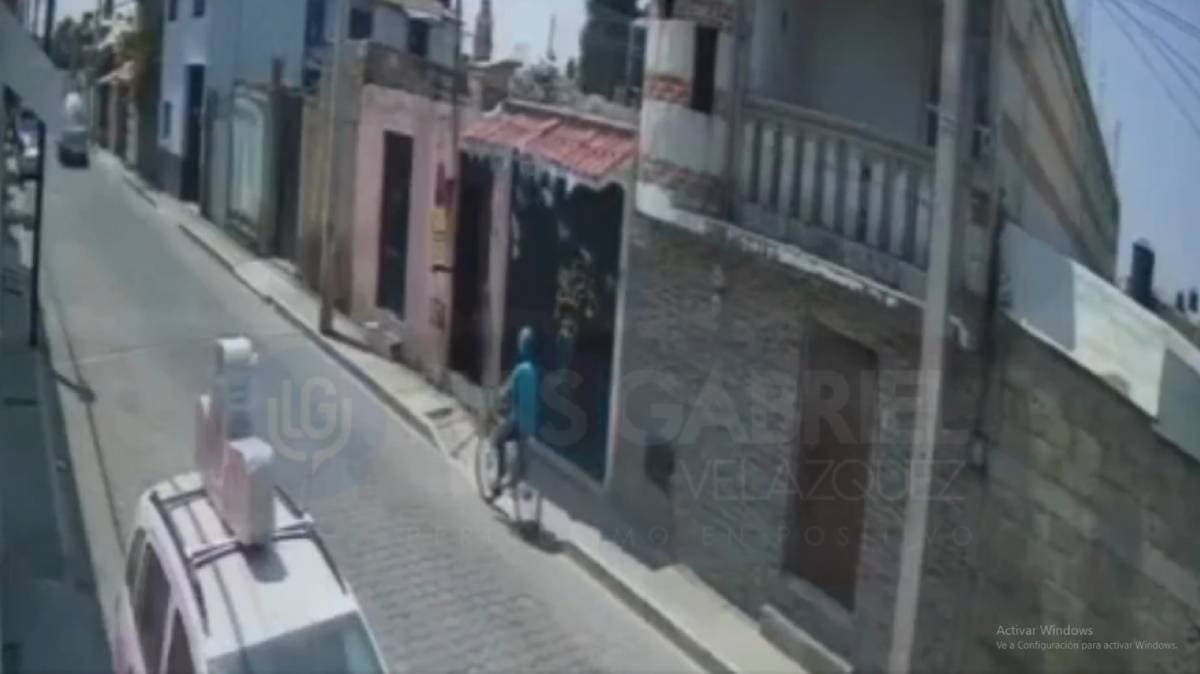 Ladrón en dos ruedas asalta tienda en Cholula: cámaras captan el momento exacto