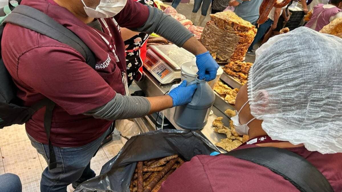 Decomiso en el Mercado Zapata: Clausuran carnicería por vender carne en descomposición