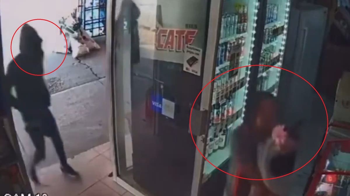 VIDEO FUERTE: Malandro ataca por la espalda con una piedra a mamá con su bebé en brazos