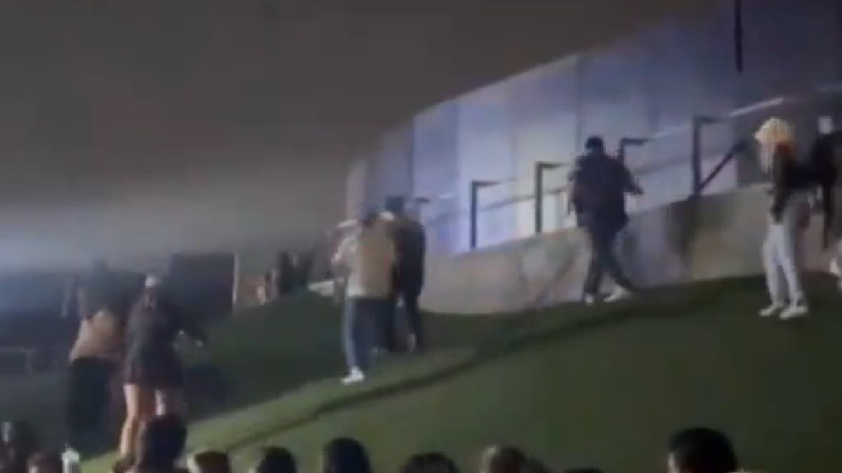 ¡Intentan brincarse para ver a Maroon 5 en la Feria de Puebla y seguridad los detiene VIDEO