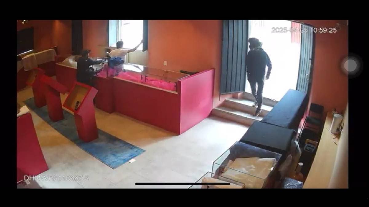 Asalto relámpago en el corazón de Puebla: delincuentes irrumpen en joyería de El Parián y desatan el caos