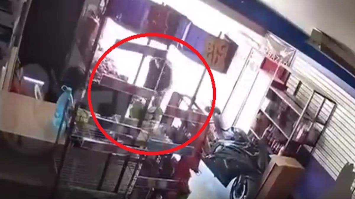 VIDEO: Prende fuego a tienda con persona adentro por no pagar derecho de piso