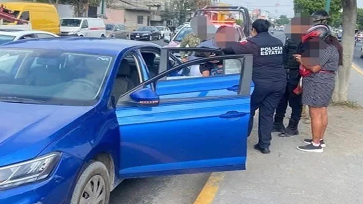 Detienen a conductora ebria que agredía a sus hijos en Tehuacán